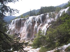 Жемчужный водопад - один из многих многоуровневых водопадов Цзючжайгоу