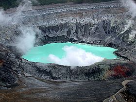 Озеро в кратере вулкана Поас в 2003 г.