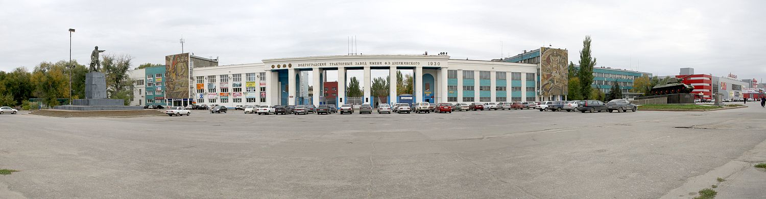 Площадь им. Ф.Э. Дзержинского. Слева направо: Памятник Дзержинскому, проходные тракторного завода, памятник танку Т-34