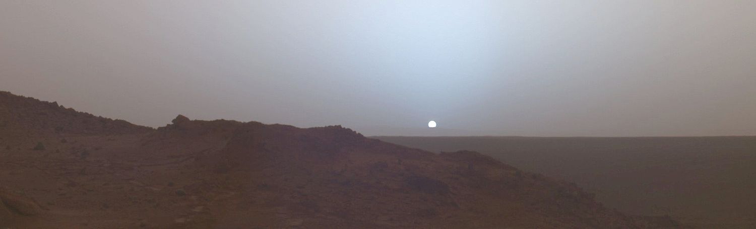 Закат на Марсе (сфотографировано возле кратера Гусева)