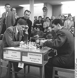 Бобби Фишер (слева) против Михаила Таля на олимпиаде Лейпциге в 1960 году