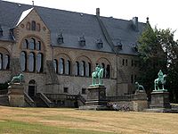 Goslar Kaiserpfalz mit Braunschweiger Loewen (2006).JPG