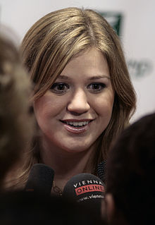 Kelly Clarkson, Women's World Awards 2009 d.jpg