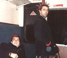 Два британских панка в вагоне, 1986;у того, который справа, на куртке изображён символ группы Crass