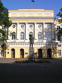 фасад главного здания (бывшего дворца К. Г. Разумовского) и памятник К. Д. Ушинскому