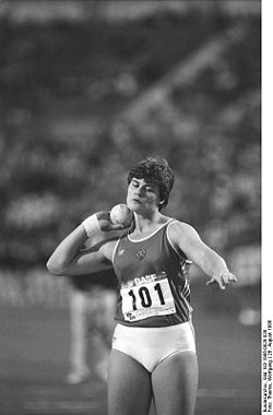 Bundesarchiv Bild 183-1986-0826-036, Stuttgart, Leichtathletik-EM, Kugelstoßerin Heidi Krieger errang den ersten Titel für die DDR.jpg
