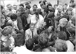 Bundesarchiv Bild 183-1986-1007-030, Bez. Leipzig, "Alle reden vom Fußball, wir spielen".jpg