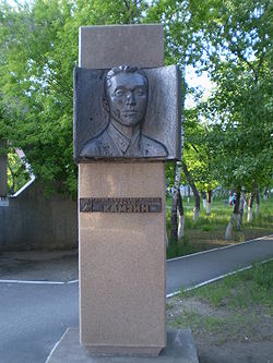 Hero of the Soviet Union Kanash Kamzin monument, Pavlodar.JPG