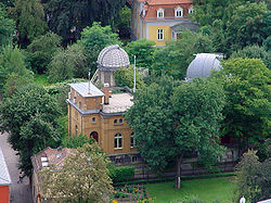 Купол университетской обсерватории справа, слева купол общественной обсерватории