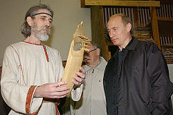 В. Поветкин и В. Путин  осматривают архелогические находки (17 июля 2004)