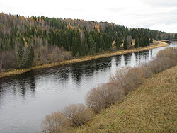 Река Ухта на участке между городами Ухтой и Сосногорском.  Октябрь 2008 года