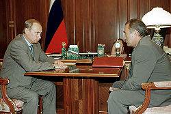 Асламбек Аслаханов (справа) с президентом России Владимиром Путиным. 29 августа 2000 г.