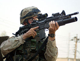 Подствольный гранатомёт M203, установленный на Colt M4.