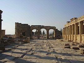 Hierapolis colonnade.jpg