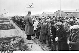 Bundesarchiv Bild 183-R31497, KZ Esterwegen, Rudolf Diels vor Häftlingen.jpg