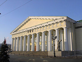 Главное здание Горного университета (1811) в стиле классицизма, арх. А. Н. Воронихин.