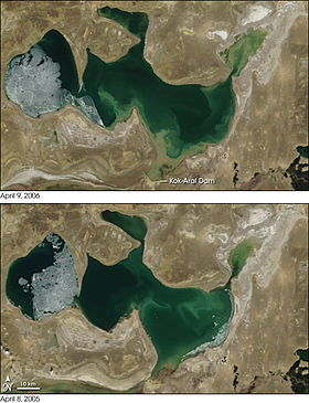 Нижний снимок — Малый Арал до возведения Кокаральской плотины (2005 год), верхний снимок — после её возведения (2006 год).