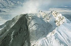 Вулкан Безымянный (1990 г.). Снимок USGS.