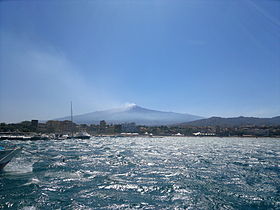 Вулкан Этна после извержения 19-20 июля 2011 г. Вид из бухты города Джардини-Наксос