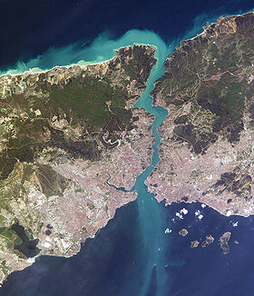 Спутниковый снимок НАСА, 2004 год. В верхней части снимка Черное море, в нижней — Мраморное