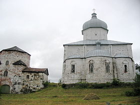 Строения Онежского Крестного монастыря. Слева — фрагмент колокольни, справа — Крестовоздвиженский собор (1660)
