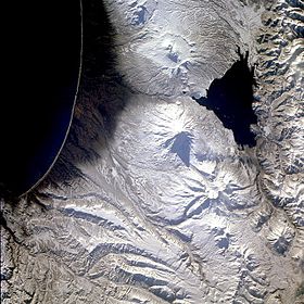 Корякская сопка и Кроноцкое озеро. Спутниковый снимок. Ноябрь 1985.