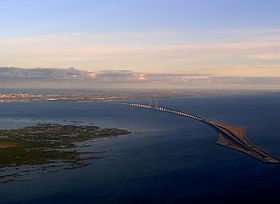 Эресуннский мост из Дании в Швецию. Справа – искусственный Пеберхольм, а слева – Сальтхольм. Фотография сделана с воздуха.