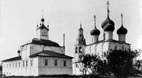 Фото не позднее 1907 г., слева — тёплая церковь, справа — холодная с колокольней[1]