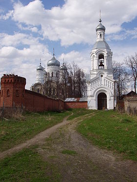Колокольня и Соборный храм Воскресенско-Фёдоровского монастыря. Фото 2005 года