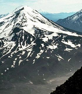 Вид на вулкан Овальная Зимина со склонов вулкана Безымянный.
