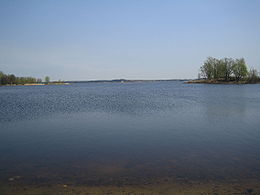 Вид на озеро со стороны Межапарка
