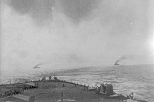 Bundesarchiv Bild 134-C2320, Verfolgung deutscher Kreuzer durch britische Marine.jpg