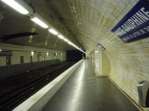 Metro Paris - Ligne 2 - Porte Dauphine (2).jpg