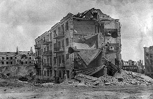 Дом Павлова после окончания Сталинградской битвы. На заднем плане — Мельница Гергарта