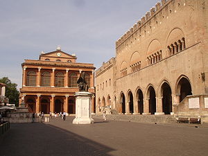 Палаццо дель Подеста на площади Кавур