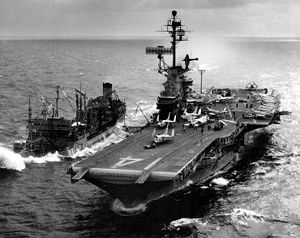 Авианосец «Тикондерога» заправляется топливом у берегов Вьетнама в 1966 году