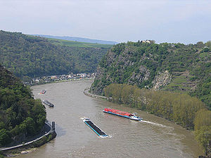 Вид на Лорелей — скалу, образующую самое узкое и опасное место в нижнем течении Рейна.