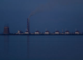 Запорожская ТЭС слева от Запорожской АЭС.