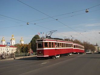 Трамвай ЛМ-33 с прицепным вагоном ЛП-33 на Старо-Никольском мосту в Санкт-Петербурге