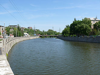 Набережная между Чигиринским (впереди) и Харьковским мостом (сзади). Слева Подол, справа Захарьков.