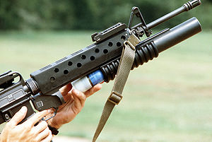 Подствольный гранатомёт M203, установленный на Colt M4.